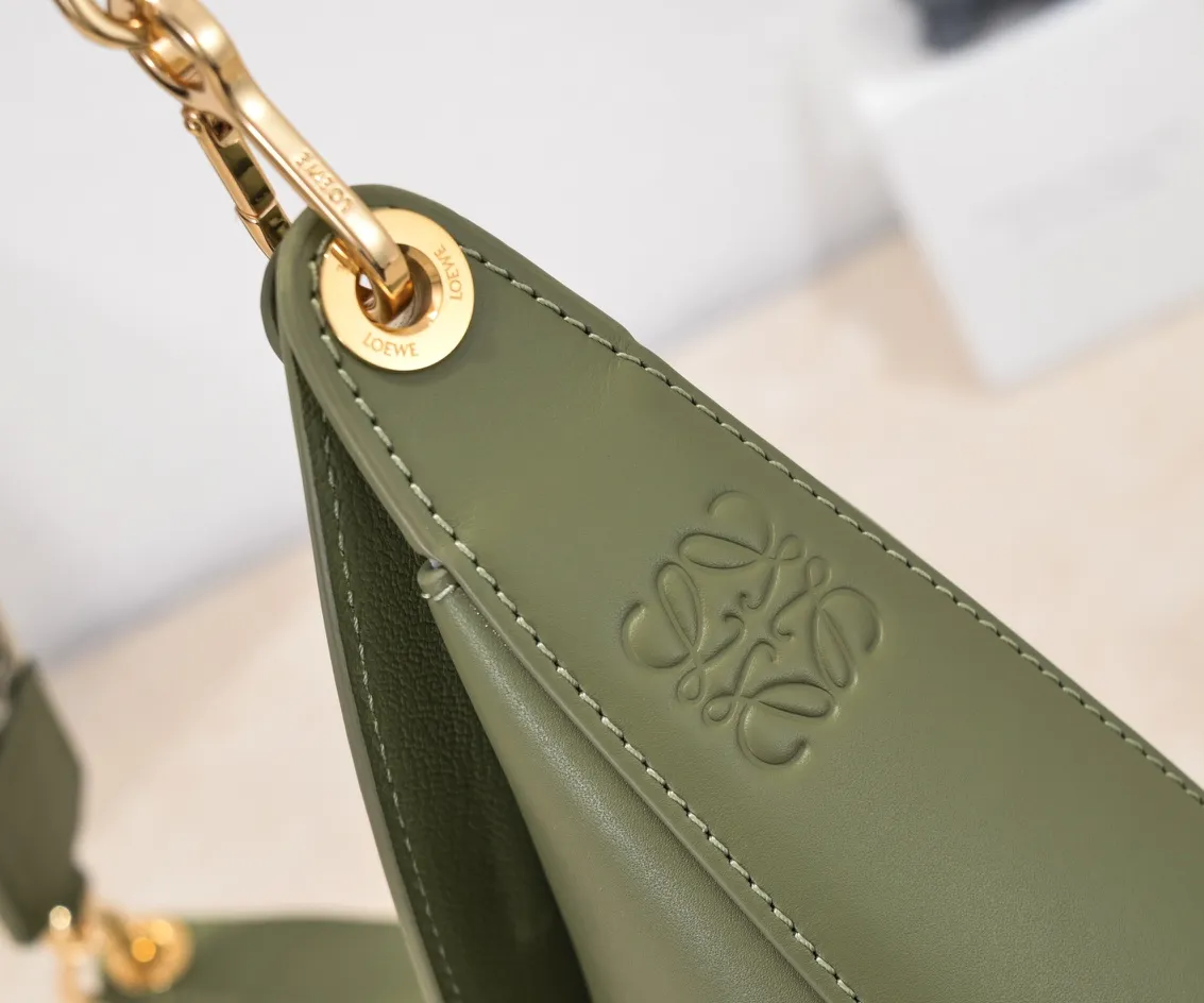 Avocado green, top quality original order. The smooth crescent shape of the L Luna series moon bag not only elongates the proportions of the whole person without getting stuck on the upper body, but also feels particularly comfortable. The wide shoulder strap design does not press the shoulder buckle opening, making it easier to open and close. The internal capacity is also large, and sunglasses and folding umbrellas can be easily arranged with sliding hanging loops hidden on both sides. Shoulder straps or hanging accessories can be attached, making it convenient for various occasions. It is a bag that shows off its temperament and is highly used in daily life! Luo Yiwei size: 29*27*8cm: model: 8891#